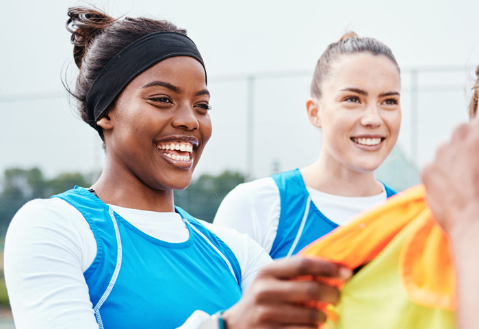 étudiantes sur un terrain de sport extérieur pour jouer ou s'entraîner.